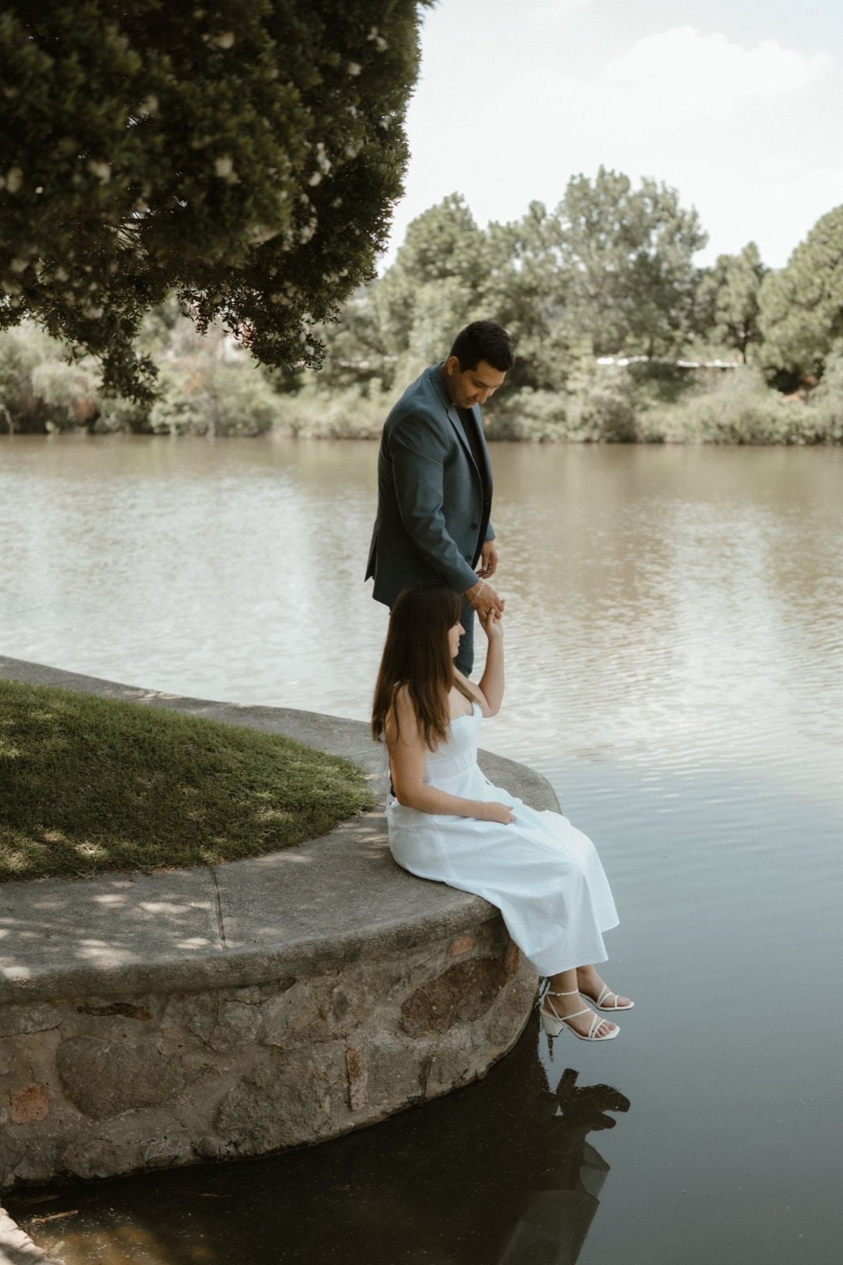 Daniela y Gustavo a la orilla del lago